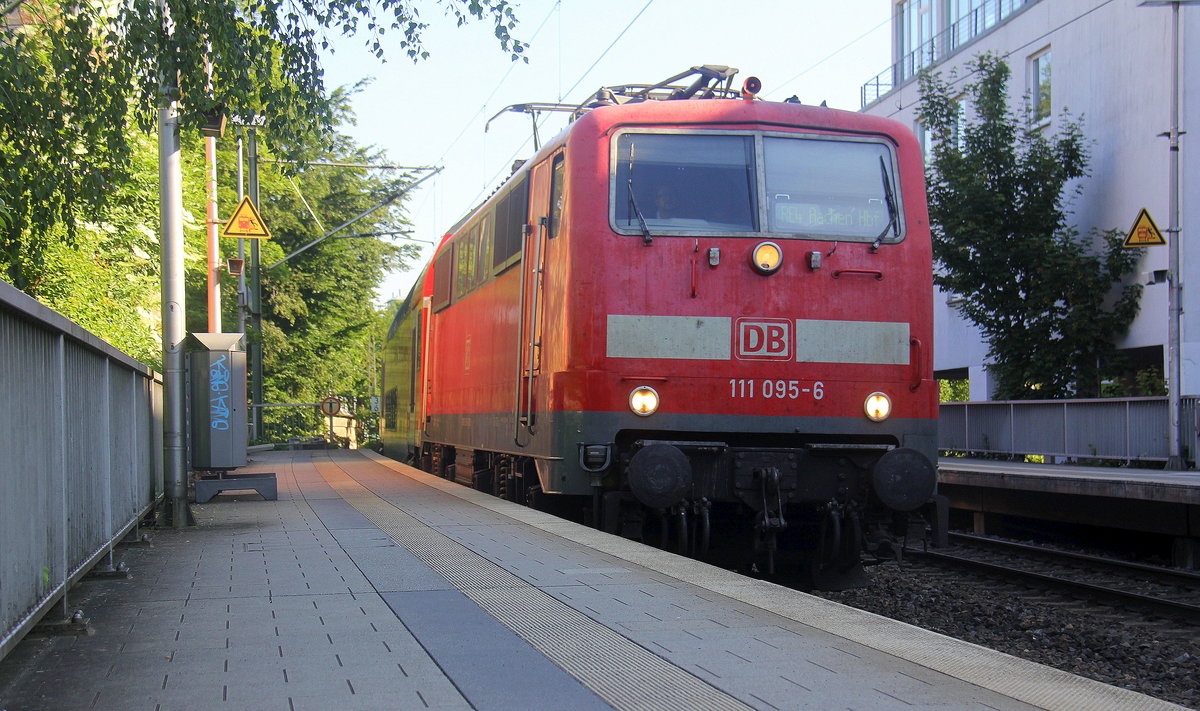 111 095-6 DB kommt mit dem RE4 von Dortmund-HBf nach Aachen-Hbf und kommt aus Richtung Rheydt,Wickrath,Beckrath,Herrath,Erkelenz,Baal,Hückelhoven-Baal,Brachelen,,Lindern,Süggerath,Geilenkirchen,Frelenberg,Zweibrüggen,Übach-Palenberg,Rimburg,Finkenrath,Hofstadt,Herzogenrath, Kohlscheid,Richterich,Laurensberg,Aachen-West und fährt in Aachen-Schanz ein und hält in Aachen-Schanz und fährt dann weiter in Richtung Aachen-Hbf. 
Aufgenommen vom Bahnsteig von Aachen-Schanz. 
Bei Sommerwetter am Morgen vom 25.5.2018.
Und das ist mein 8500tes Bahnbild bei http://WWW.Bahnbilder de