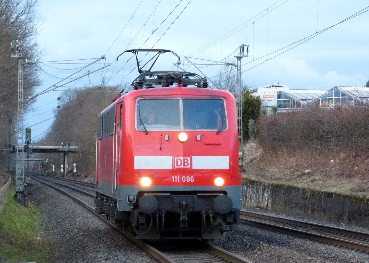 111 096 DB  kommt als Lokzug aus Dortmund-Hbf nach Aachen-Hbf und kommt die Kohlscheider-Rampe hoch aus Richtung Neuss,Herzogenrath und fährt durch  Kohlscheid in Richtung Richterich,Laurensberg,Aachen-West,Aachen-Schanz,Aachen-Hbf. 
Aufgenommen vom Bahnsteig 2 in Kohlscheid. 
Am Abend vom 12.3.2018.