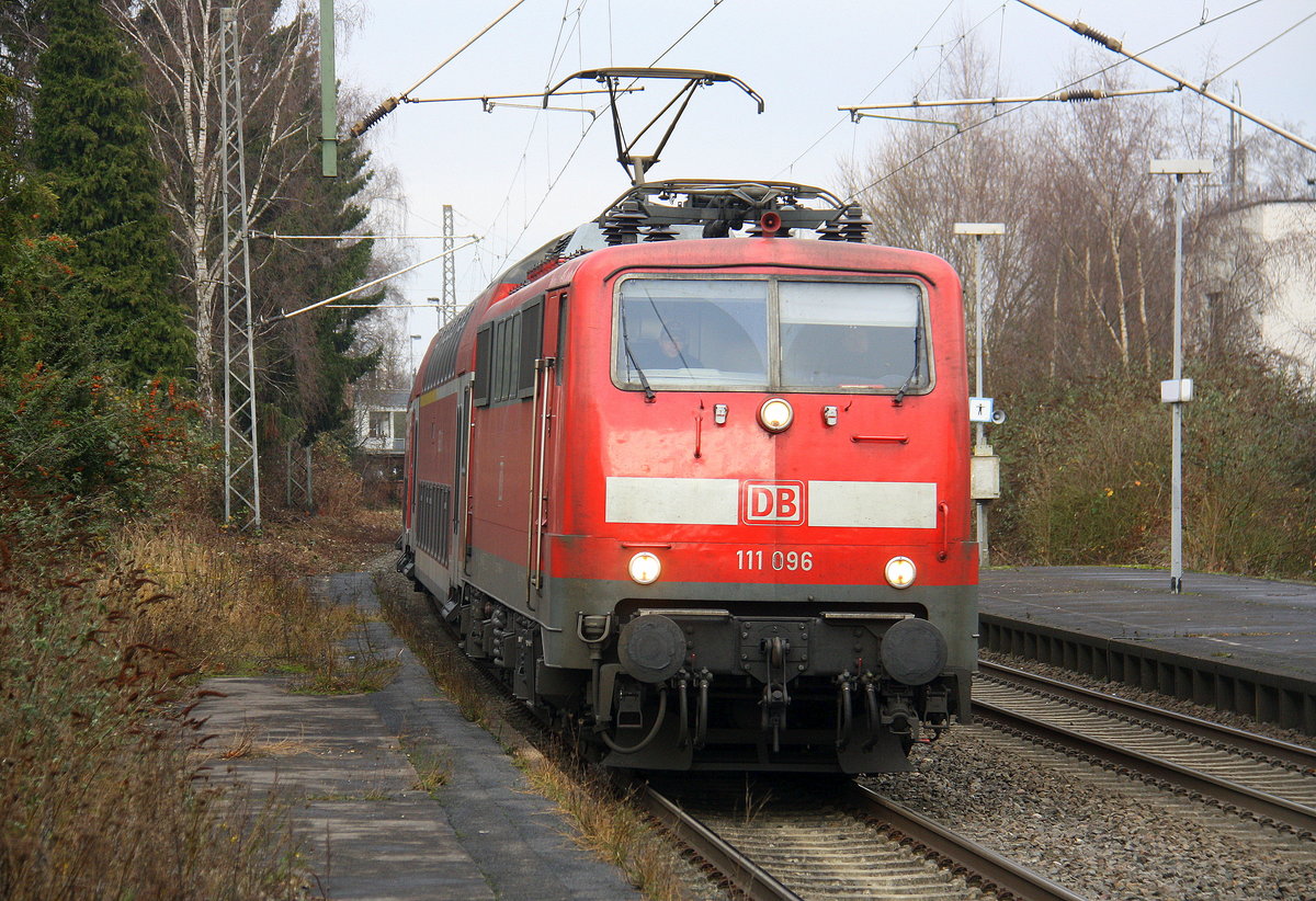 111 096 DB  kommt mit dem RE4 von Dortmund-HBf nach Aachen-Hbf und kommt aus Richtung Neuss-Hbf,Mönchengladbach-Hbf,Rheydt-Hbf,Wickrath,Beckrath,Herrath und fährt in Erkelenz ein und fährt dann weiter in Richtung Baal,Hückelhoven-Baal,Brachelen,Lindern,Süggerrath,Geilenkirchen,Frelenberg,Zweibrüggen,Übach-Palenberg,Rimburg,Finkenrath,Hofstadt,Herzogenrath, Kohlscheid,Richterich,Laurensberg,Aachen-West,Aachen-Schanz,Aachen-Hbf. 
Aufgenommen vom Bahnsteig 1 in Erkelenz. 
Bei Sonne und Wolken am Kalten Mittag vom 15.12.2016.
