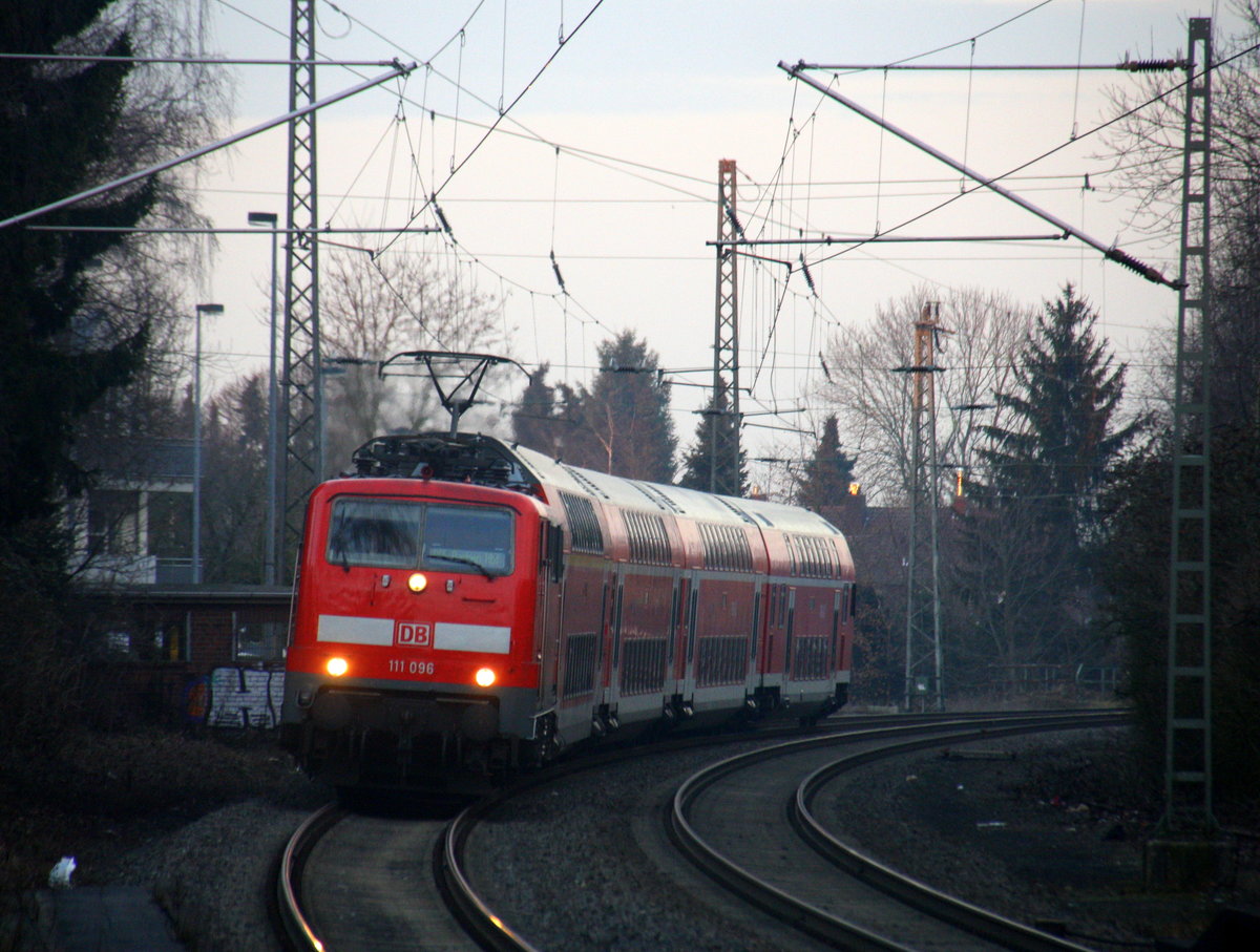 111 096 DB kommt mit dem RE4 Verstärkerzug von Düsseldorf-Hbf nach Aachen-Hbf und kommt aus Richtung Neuss-Hbf,Mönchengladbach-Hbf,Rheydt-Hbf,Wickrath,Beckrath,Herrath und fährt in Erkelenz ein und fährt dann weiter in Richtung Baal,Hückelhoven-Baal,Brachelen,Lindern,Süggerrath,Geilenkirchen,Frelenberg,Zweibrüggen,Übach-Palenberg,Rimburg,Finkenrath,Hofstadt,Herzogenrath, Kohlscheid,Richterich,Laurensberg,Aachen-West,Aachen-Schanz,Aachen-Hbf. 
Aufgenommen vom Bahnsteig 1 in Erkelenz. 
Am Nachmittag vom 15.2.2017.