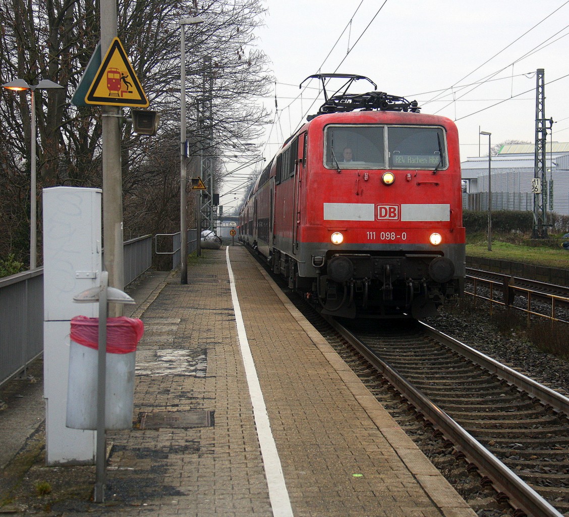 111 098-0 DB  kommt die Kohlscheider-Rampe hoch aus Richtung Neuss,Herzogenrath mit dem RE4 aus Dortmund-Hbf nach Aachen-Hbf und hält in Kohlscheid und fährt dann weiter in Richtung Richterich,Laurensberg,Aachen-West,Aachen-Schanz,Aachen-Hbf. Aufgenommen vom Bahnsteig 2 in Kohlscheid. 
Bei Wolken am Kalten Morgen vom 26.2.2016.