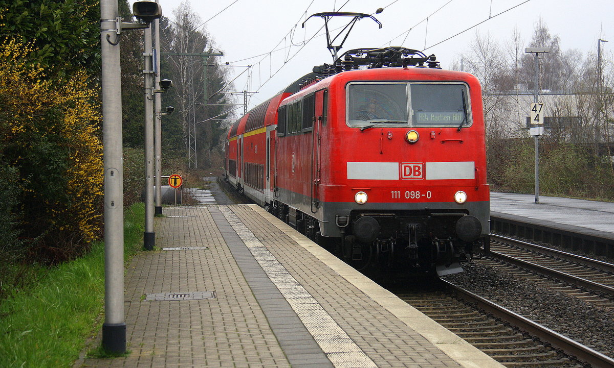 111 098-0 DB  kommt mit dem RE4 von Dortmund-HBf nach Aachen-Hbf und kommt aus Richtung Neuss-Hbf,Mönchengladbach-Hbf,Rheydt-Hbf,Wickrath,Beckrath,Herrath und fährt in Erkelenz ein und fährt dann weiter in Richtung Baal,Hückelhoven-Baal,Brachelen,Lindern,Süggerrath,Geilenkirchen,Frelenberg,Zweibrüggen,Übach-Palenberg,Rimburg,Finkenrath,Hofstadt,Herzogenrath, Kohlscheid,Richterich,Laurensberg,Aachen-West,Aachen-Schanz,Aachen-Hbf. 
Aufgenommen vom Bahnsteig 1 in Erkelenz.
Bei Regenwetter am Nachmittag vom 18.3.2017.