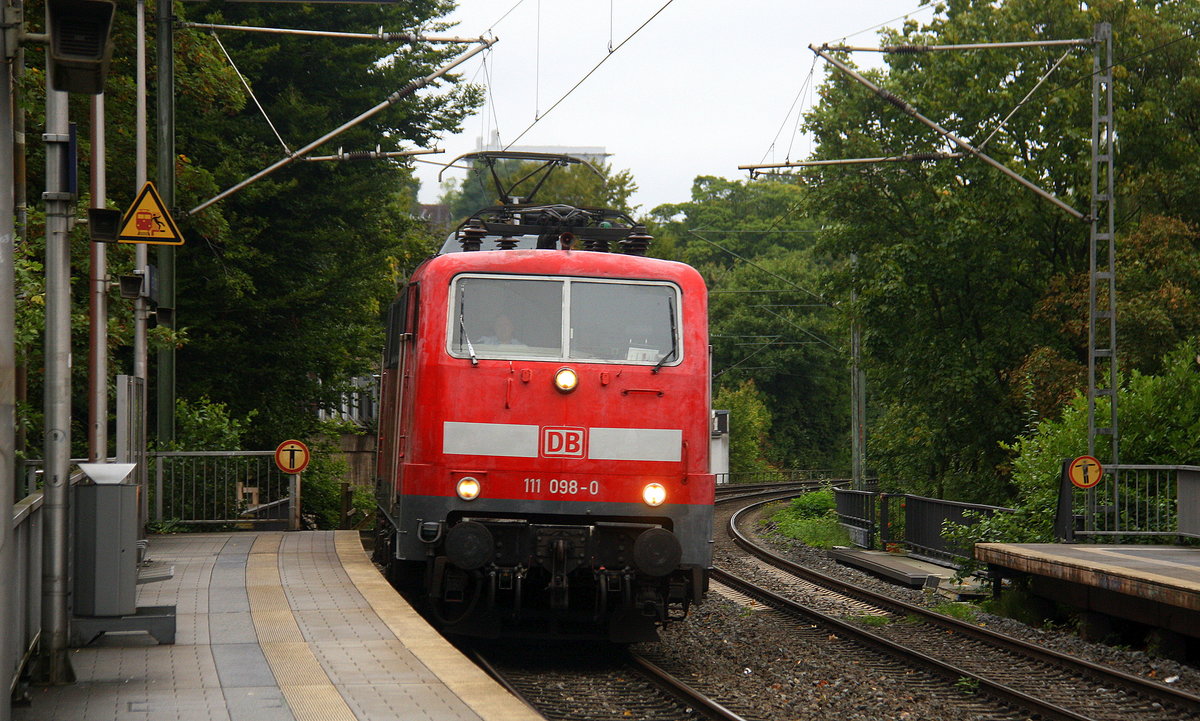 111 098-0 DB kommt mit dem RE4 von Dortmund-HBf nach Aachen-Hbf und kommt aus Richtung Rheydt,Wickrath,Beckrath,Herrath,Erkelenz,Baal,Hückelhoven-Baal,Brachelen,,Lindern,Süggerath,Geilenkirchen,Frelenberg,Zweibrüggen,Übach-Palenberg,Rimburg,Finkenrath,Hofstadt,Herzogenrath, Kohlscheid,Richterich,Laurensberg,Aachen-West und fährt durch Aachen-Schanz in Richtung Aachen-Hbf. 
Aufgenommen vom Bahnsteig von Aachen-Schanz. 
Bei Regenwolken am Morgen vom 12.9.2017.