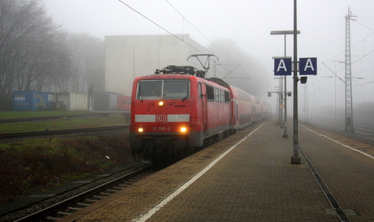 111 098-0 DB kommt mit dem RE4 von Dortmund-HBf nach Aachen-Hbf und kommt aus Richtung Neuss-Hbf,Mönchengladbach-Hbf,Rheydt-Hbf,Wickrath,Beckrath,Herrath,Erkelenz,Baal,Hückelhoven-Baal,Brachelen,Lindern, Süggerrath,Geilenkirchen,Frelenberg,Zweibrüggen,Übach-Palenberg,Rimburg,Finkenrath,Hofstadt,Herzogenrath, Kohlscheid,Richterich,Laurensberg und fährt in Aachen-West ein und hält in Aachen-West und fährt dann weiter in Richtung Aachen-Schanz,Aachen-Hbf.
Aufgenommen vom Bahnsteig in Aachen-West.
Bei Nebel am Kalten Mittag vom 8.1.2017. 