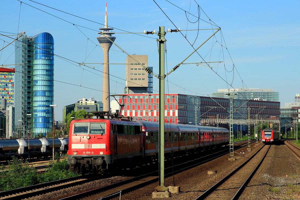 111 098-0 durchfährt am 01.07.2015 mit dem RE 4 nach Aachen Düsseldorf-Hamm, im Hintergrund nähert sich ein 423, der als S 11 unterwegs ist