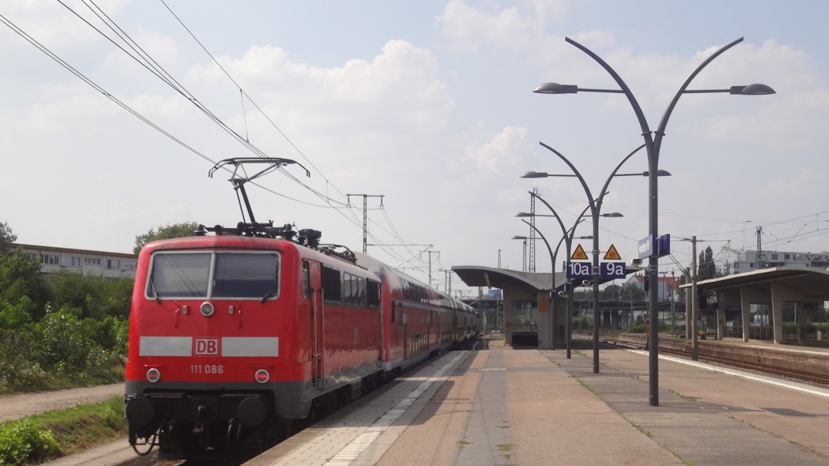 111 099 zieht ihren Regionalzug nach Frankfurt aus Heidelberg Hbf. Hinten dem Steuerwagen schiebt 111 086. Juli 2014.