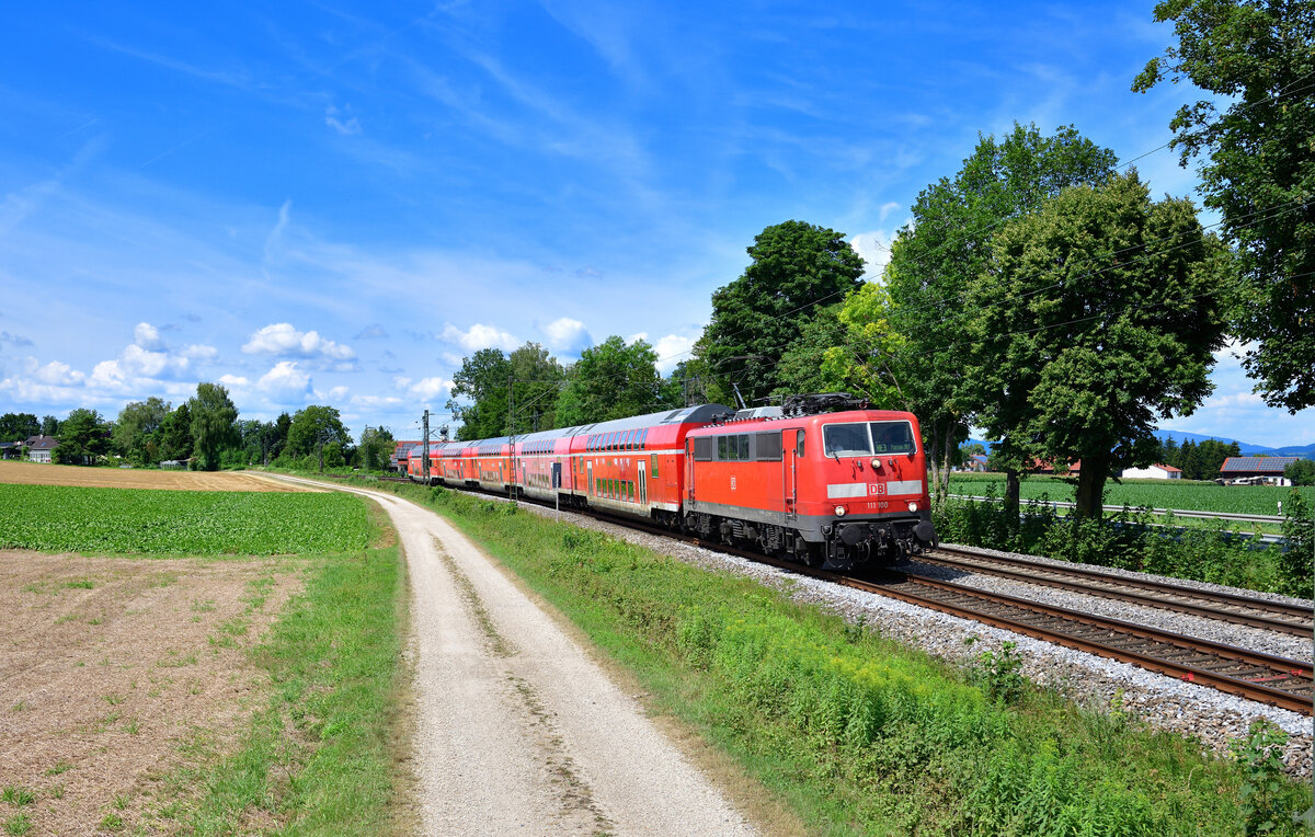 111 100 mit einem RE3 am 25.07.2024 bei Langenisarhofen.