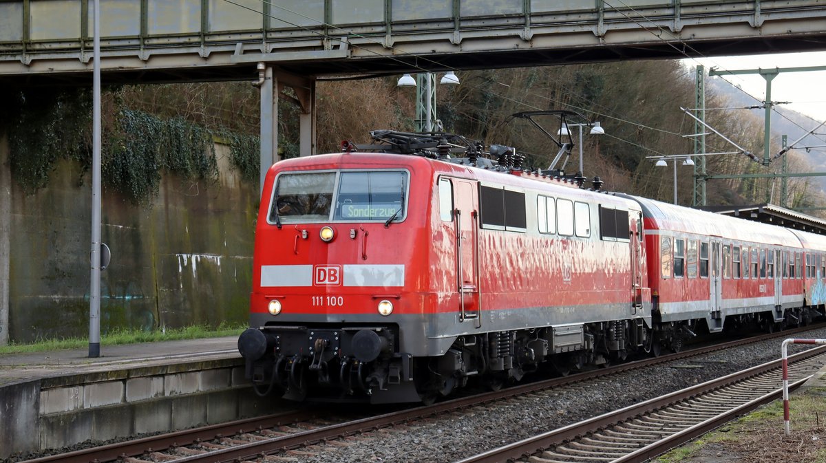 111 100 mit Fußballsonderzug RB 38977 nach Sinsheim beim Halt in Heidelberg-Altstadt. Aufgenommen am 15. Februar 2020.