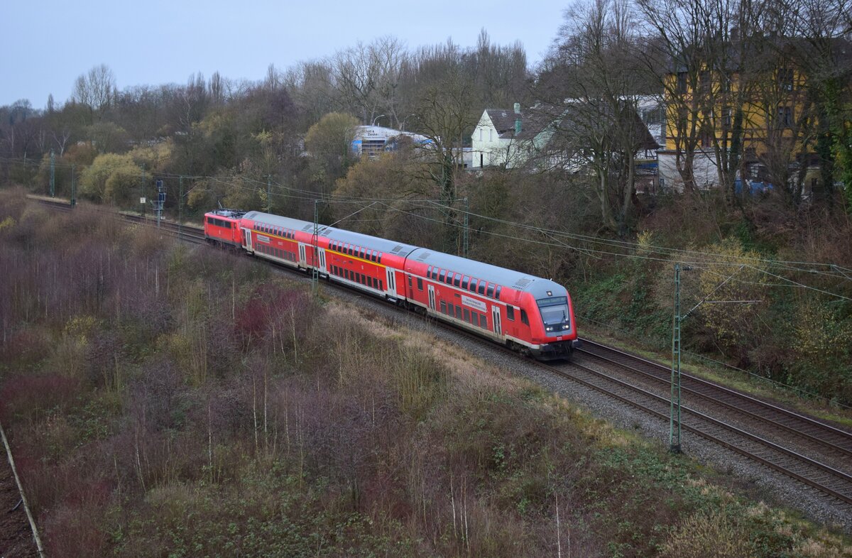 111 100 schiebt ihren RE11 Ersatzzug durch Bochum und unterquert nun die Buselohstraße. Für die beiden Dostogarnituren ist die Centralbahn zuständig.

Bochum 30.01.2022