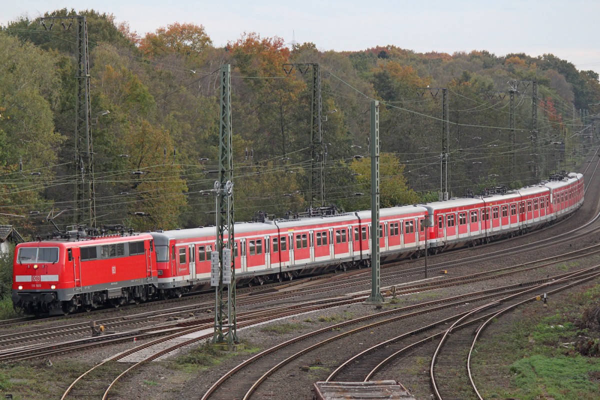 111 100 überführte am 26.10.14 drei 420er nach Hamm.Hier in Duisburg-Entenfang.