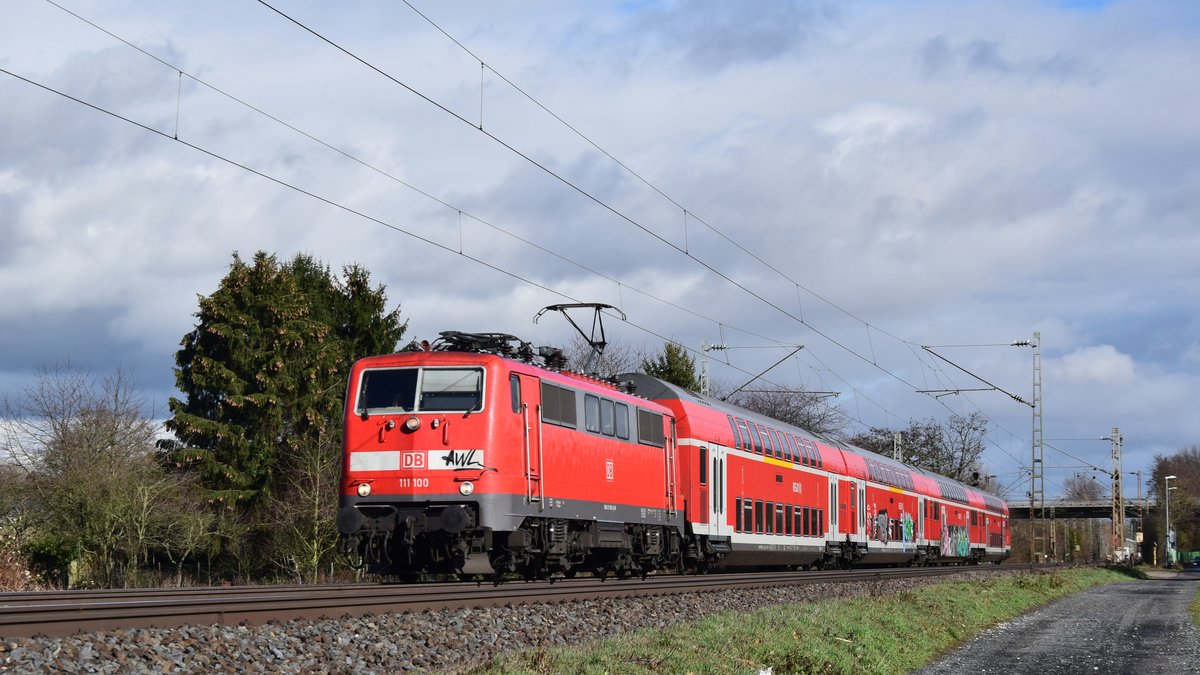 111 100 zieht den mittäglichen Leerzug Flieden - Frankfurt durch Maintal Ost. Aufgenommen am 5.3.2019 14:41