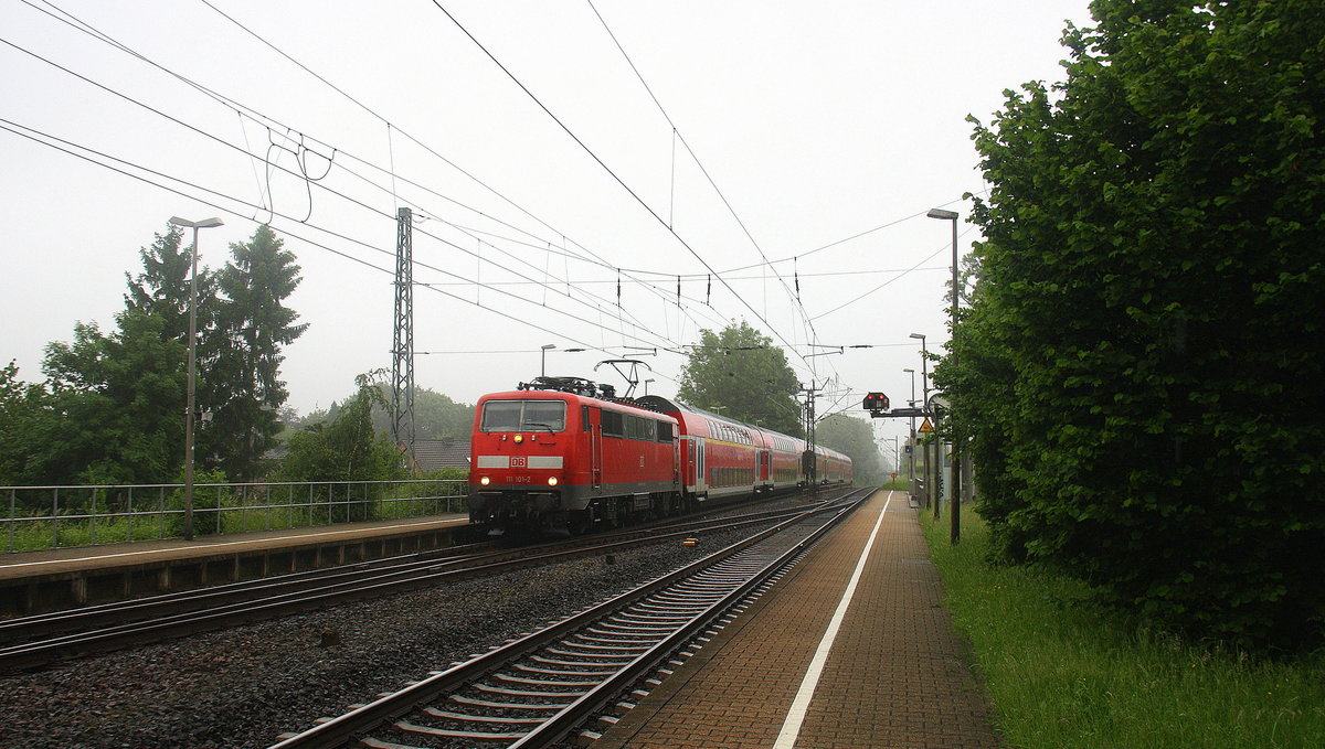 111 101-2 DB kommt die Kohlscheider-Rampe hoch aus Richtung Neuss,Herzogenrath mit dem RE4 aus Dortmund-Hbf nach Aachen-Hbf und fährt durch Kohlscheid in Richtung Richterich,Laurensberg,Aachen-West,Aachen-Schanz,Aachen-Hbf. 
Aufgenommen vom Bahnsteig 1  in Kohlscheid. 
Bei Regenwetter am Nachmittag vom 1.6.2016.