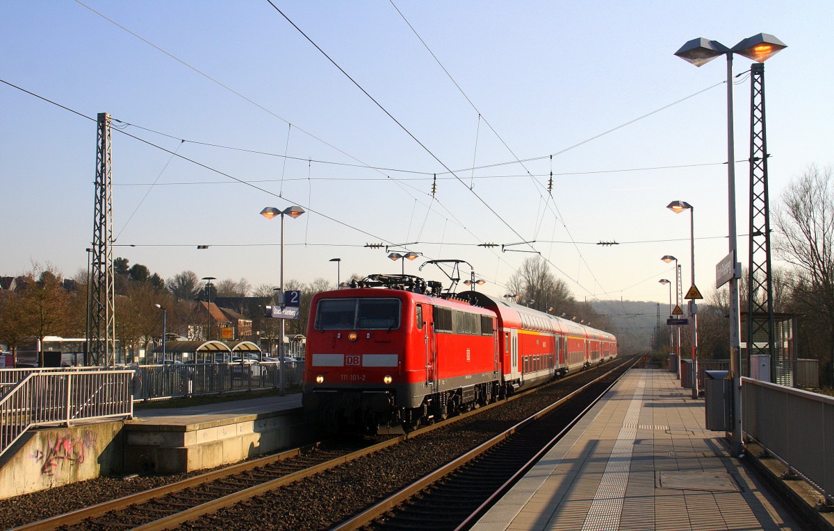 111 101-2 DB kommt mit dem RE4 aus Aachen-Hbf nach Dortmund-Hbf und kommt aus Richtung Aachen-Hbf,Aachen-Schanz,Aachen-West,Laurensberg,Richterich,Kohlscheid,Herzogenrath,Hofstadt,Finkenrath,Rimburg und hält in Übach-Palenberg und fährt in Richtung Zweibrüggen,Frelenberg,Geilenkirchen,Süggerrath,Lindern,Brachelen,Hückelhoven-Baal,Baal,Erkelenz,Herrath,Beckrath,Wickrath,Rheydt. 
Aufgenommen vom Bahnsteig 1 in Übach-Palenberg. 
Bei schönem Frühlingswetter am Nachmittag vom 17.3.2016.