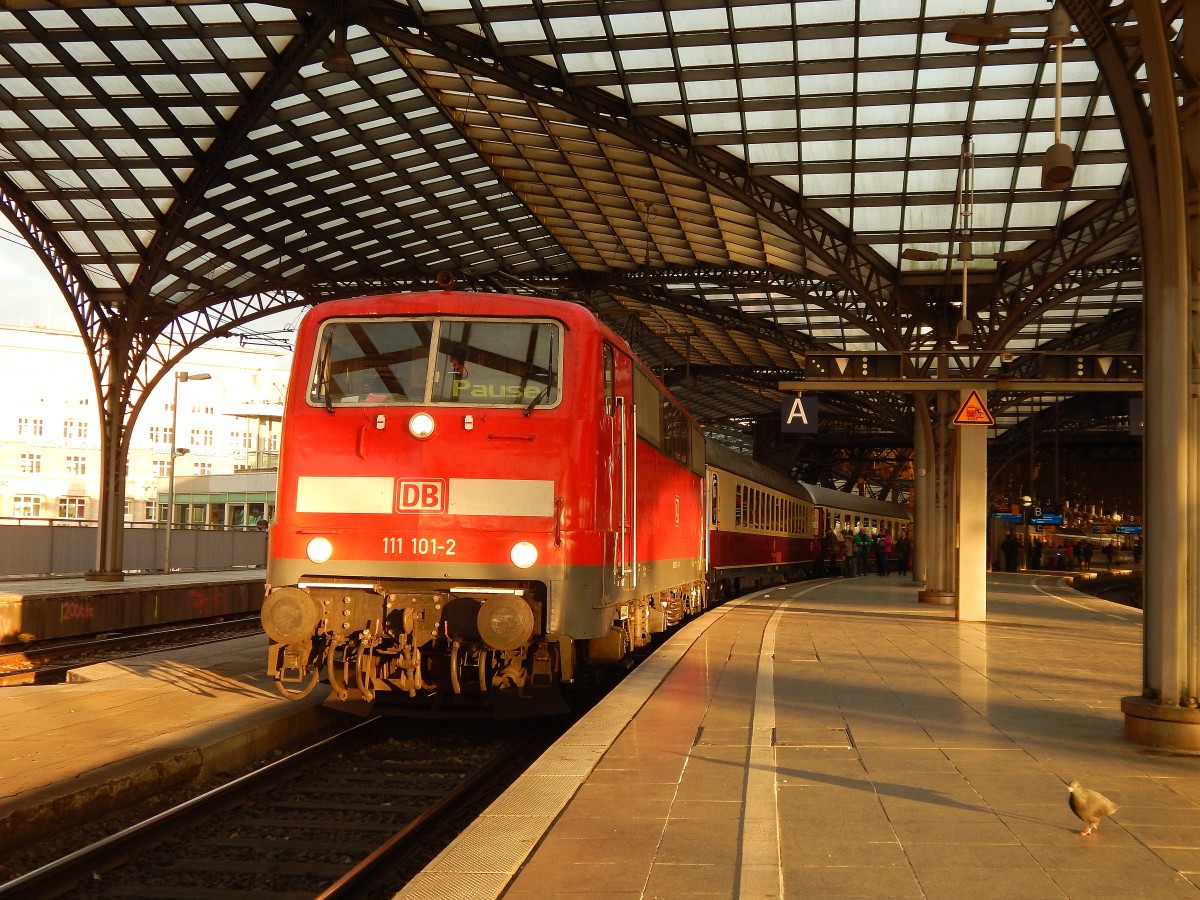 111 101-2 kam bei den ersten Sonnenstrahlen mit dem AKE151 nach Papenburg in den Kölner Hbf eingefahren.

Köln 28.03.2015