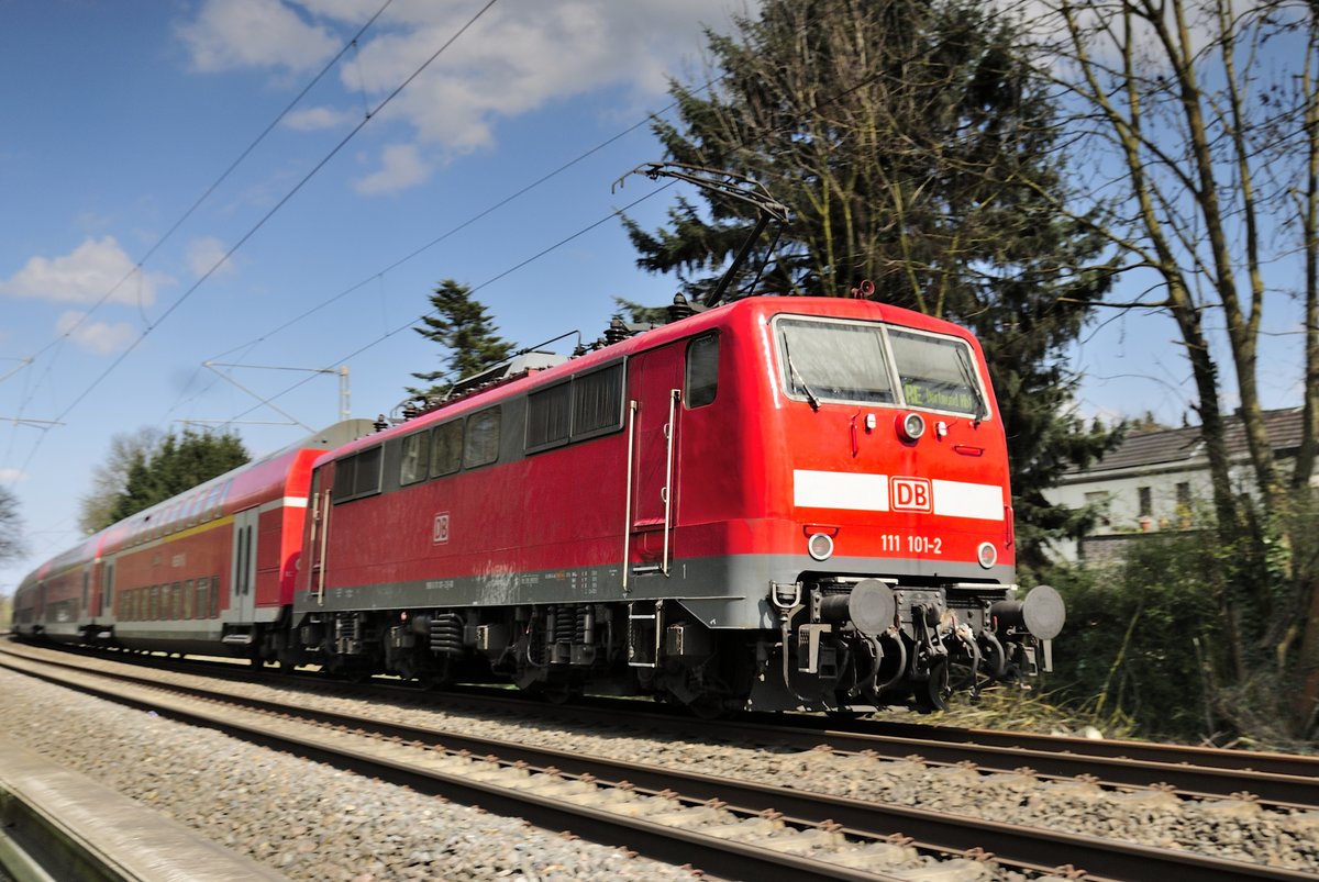 111 101 mit dem RE4 Dortmund - Aachen Nachschuß am 9.4.2016 auf der Kbs 485 bei Übach-Palenberg (Frelenberg).