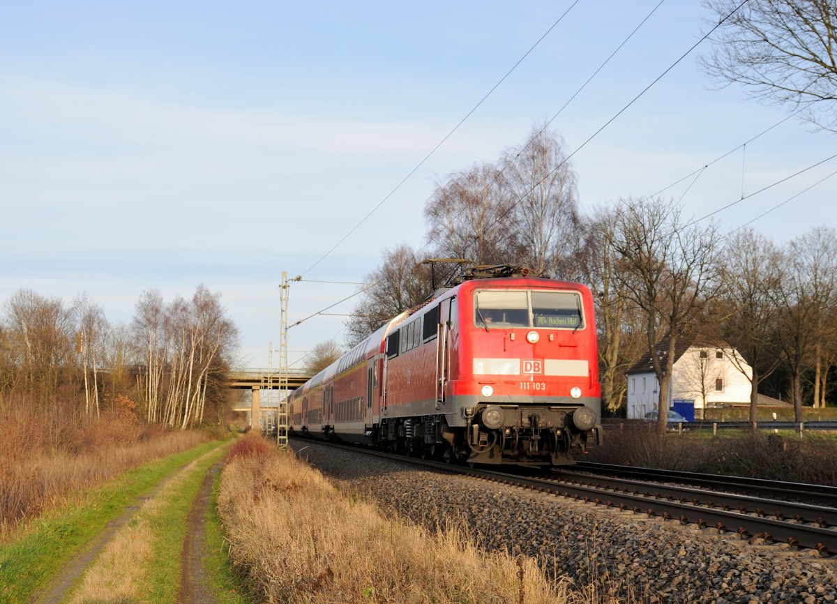 111 103 mit RE 4, Wupper-Express in Richtung Aachen, auf der KBS 485 bei Geilenkirchen am 28.12.2015