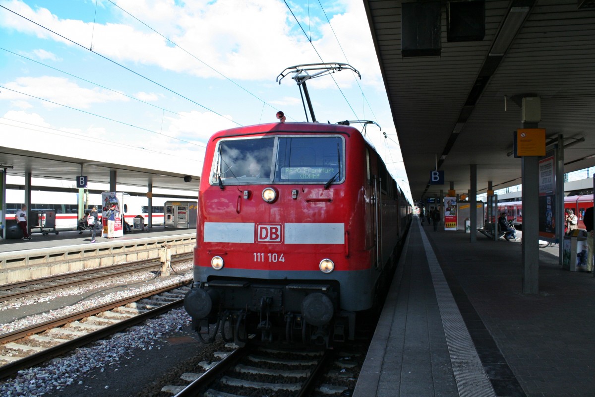 111 104 mit einem RE nach Frankfurt (Main) Hbf am Abend des 24.05.14 abfahrbereit im Abgangsbahnhof Mannheim.