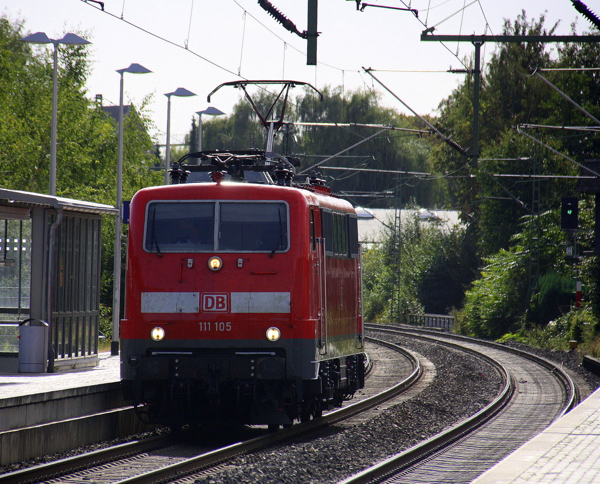 111 105 DB  kommt als Lokzug aus Aachen-Hbf nach Dortmund-Hbf und kommt aus Richtung Aachen-Hbf,Aachen-Schanz,Aachen-West,Laurensberg,Richterich,Kohlscheid,Herzogenrath,Palenberg,Zweibrüggen,Frelenberg,Geilenkirchen,Süggerrath,Lindern,Brachelen,Hückelhoven-Baal,Baal und fährt durch Erkelenz in Richtung Herrath,Beckrath,Wickrath,Rheydt-Hbf,Mönchengladbach-Hbf.
Aufgenommen vom Bahnsteig 1 in Erkelenz.
Bei Sommerwetter am 26.9.2016.