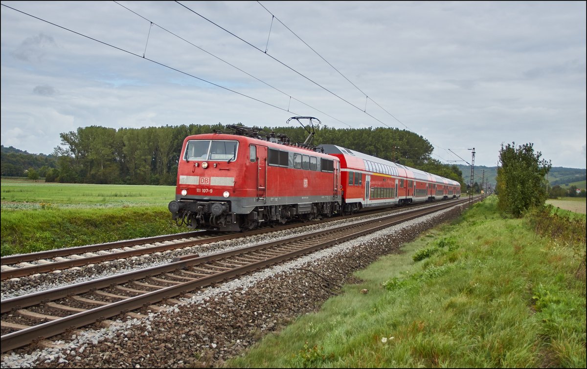111 107-9 ist mit einen RE in Richtung Würzburg/M. Hbf.unterwegs,abgelichtet am 07.09.2017 bei Retzbach.