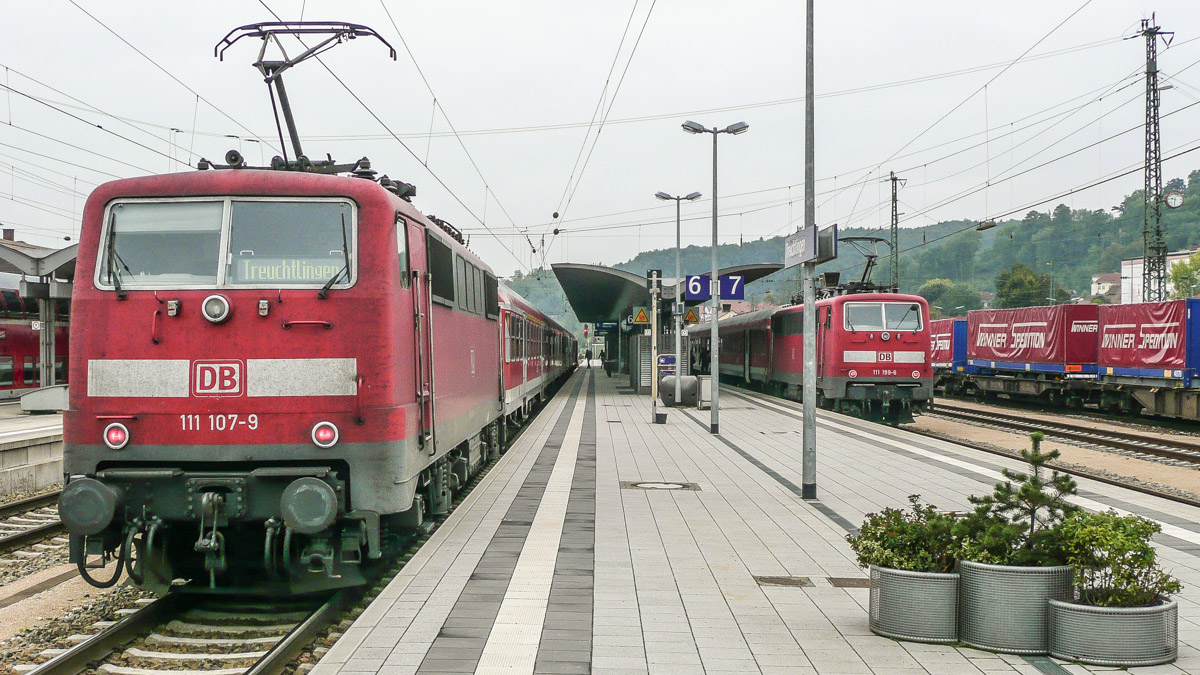 111 107 am 18.10.13 in Treuchtlingen auf Gleis 6 und 111 199 auf Gleis 7. 