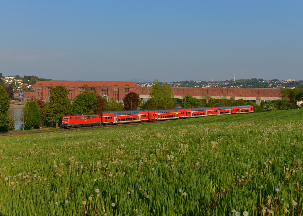 111 107 mit dem Radlzug nach Nürnberg am 01.05.2014 bei Passau.