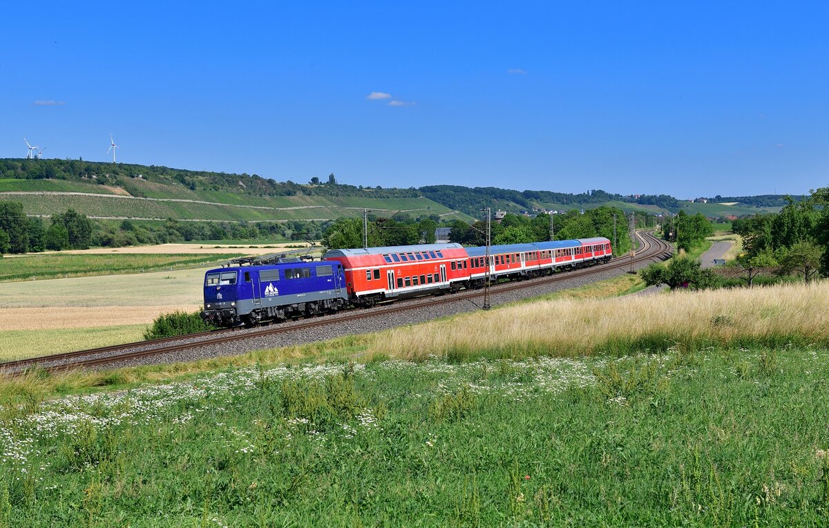 111 107 mit einem Ersatzzug am 25.06.2023 bei Winterhausen.