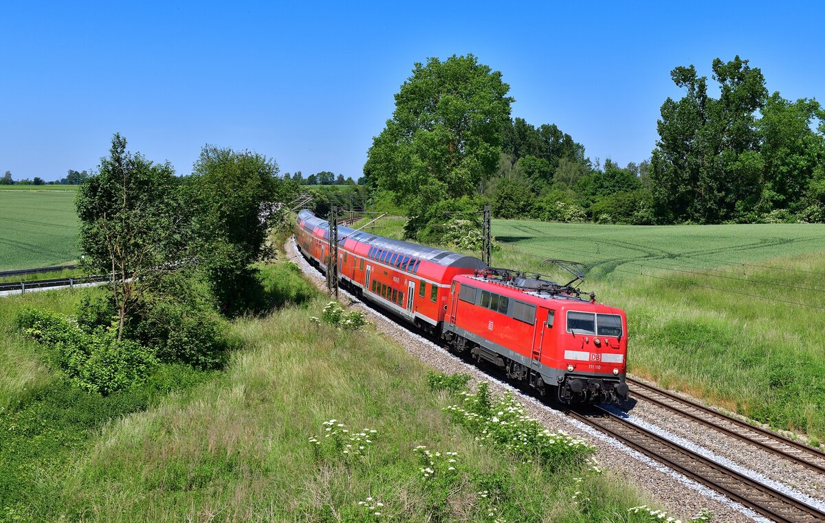 111 110 mit RE3 am 03.06.2022 bei Langenisarhofen.