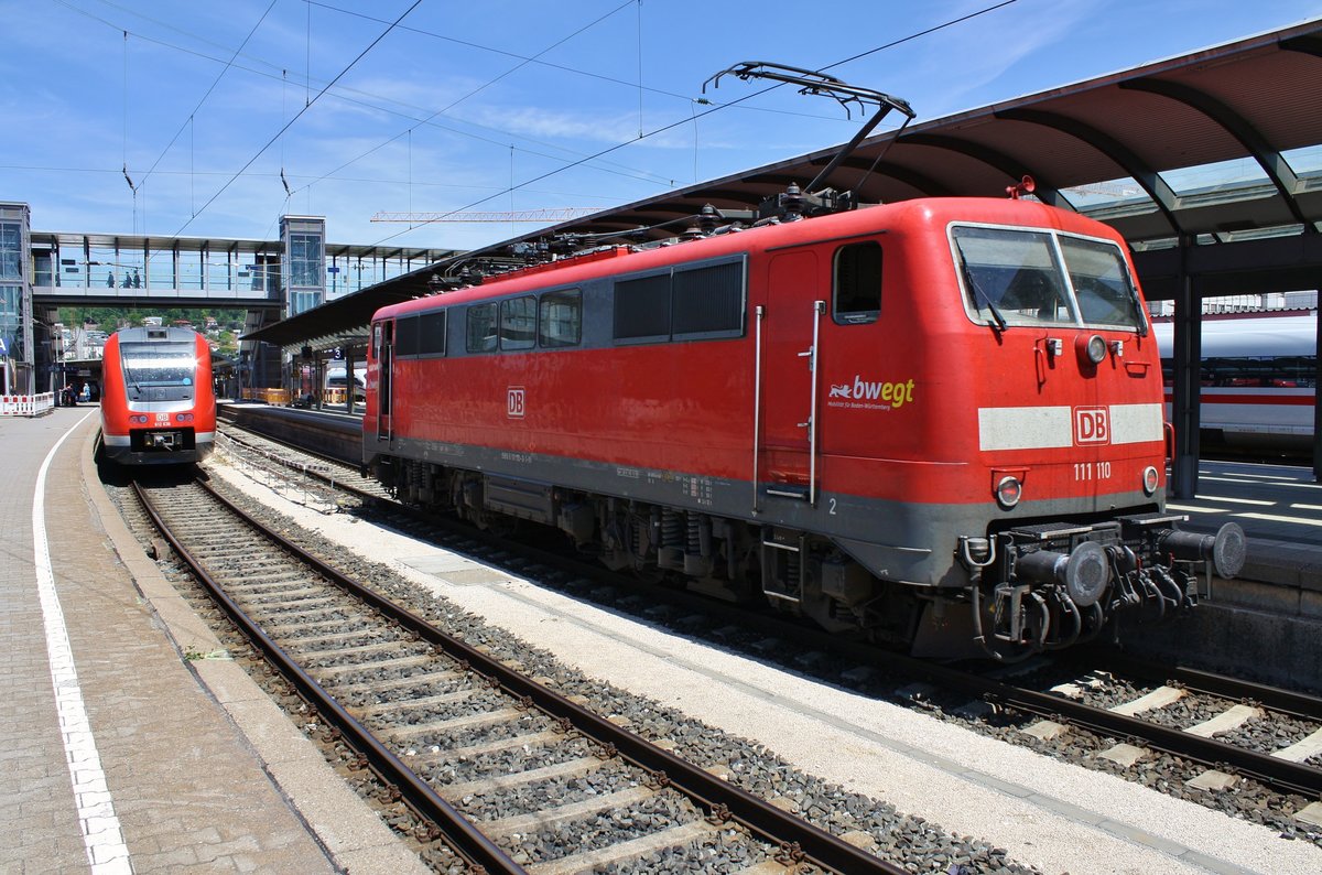 111 110 rangiert am 01.06.2019 im Ulmer Hauptbahnhof an den RE4218 nach Stuttgart Hauptbahnhof.