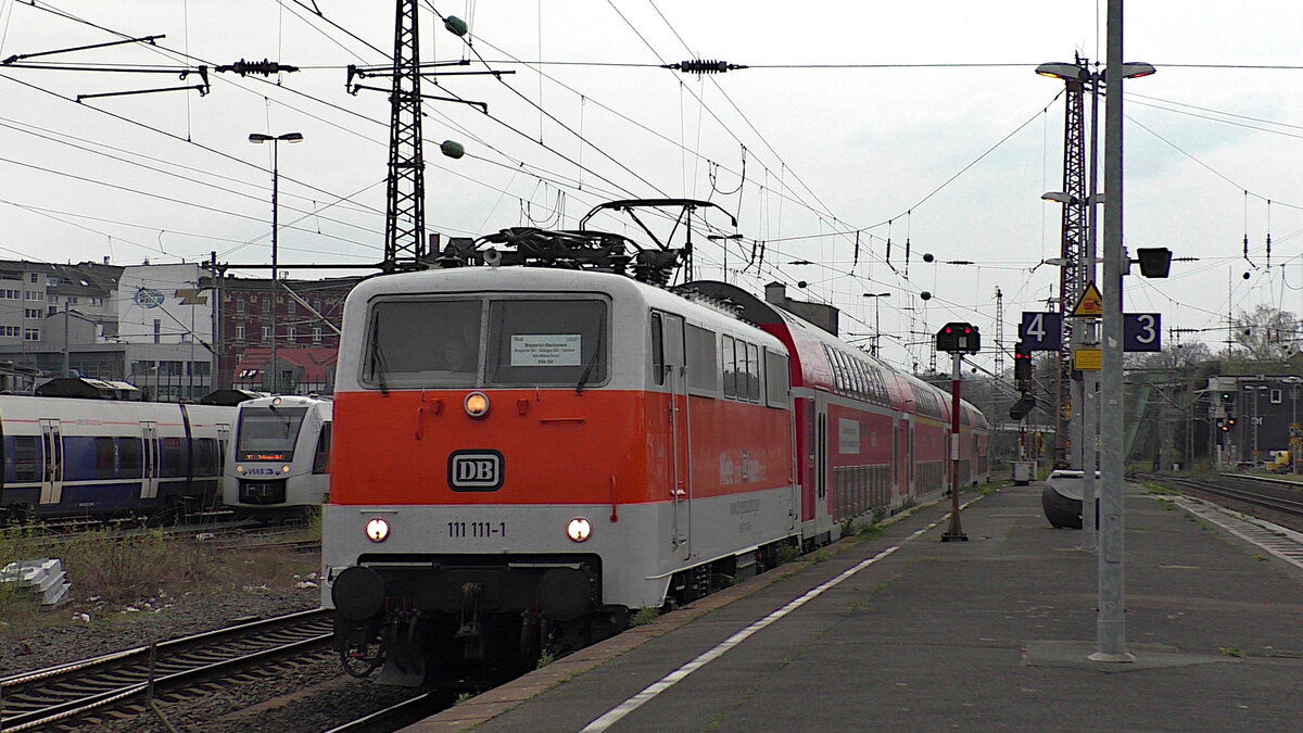 111 111-1 von DB Gebrauchtzug rollt im Citybahn-Lack im Dienste von National Express als RB48 von Köln kommend in Wuppertal-Oberbarmen ein. (13.04.2022)
