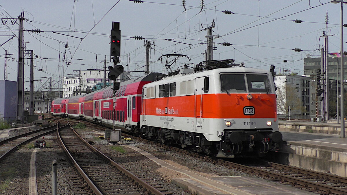 111 111-1 von DB Gebrauchtzug rollt am 12.04.2022 mit dem RB48-Ersatzzug nach Wuppertal-Oberbarmen im Dienste von National Express in den Kölner Hbf ein.