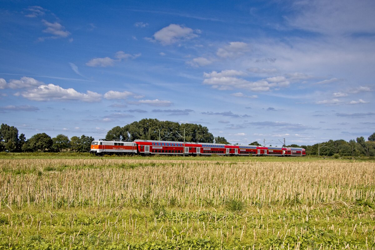 111 111-1 mit einer fünfteiligen Doppelstockwagen-Garnitur bei Kamen-Westick (RE3-Ersatzzug, 24.08.2021)