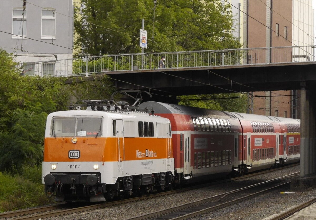 111 111-1 im nostalgischen S-Bahn-Anstrich mit dem RB48-Ersatzzug bei der Einfahrt in Wuppertal-Barmen, 10.9.21.