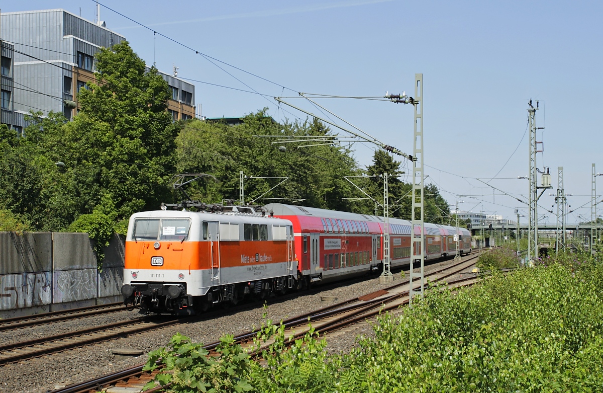 111 111-1 schiebt den RE 3-Ersatzzug am 24.08.2021 durch Düsseldorf-Unterrath in Richtung Hamm