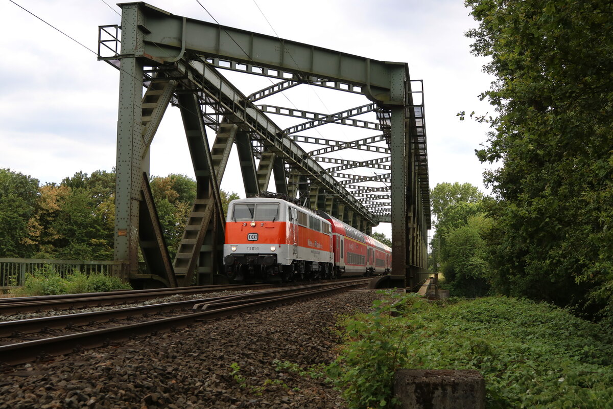 111 111-1 unterwegs auf der RE42 zwischen Essen und M�nster, am 24.7.2026 beim �berqueren des Wesel-Datteln-Kanals bei Haltern am See