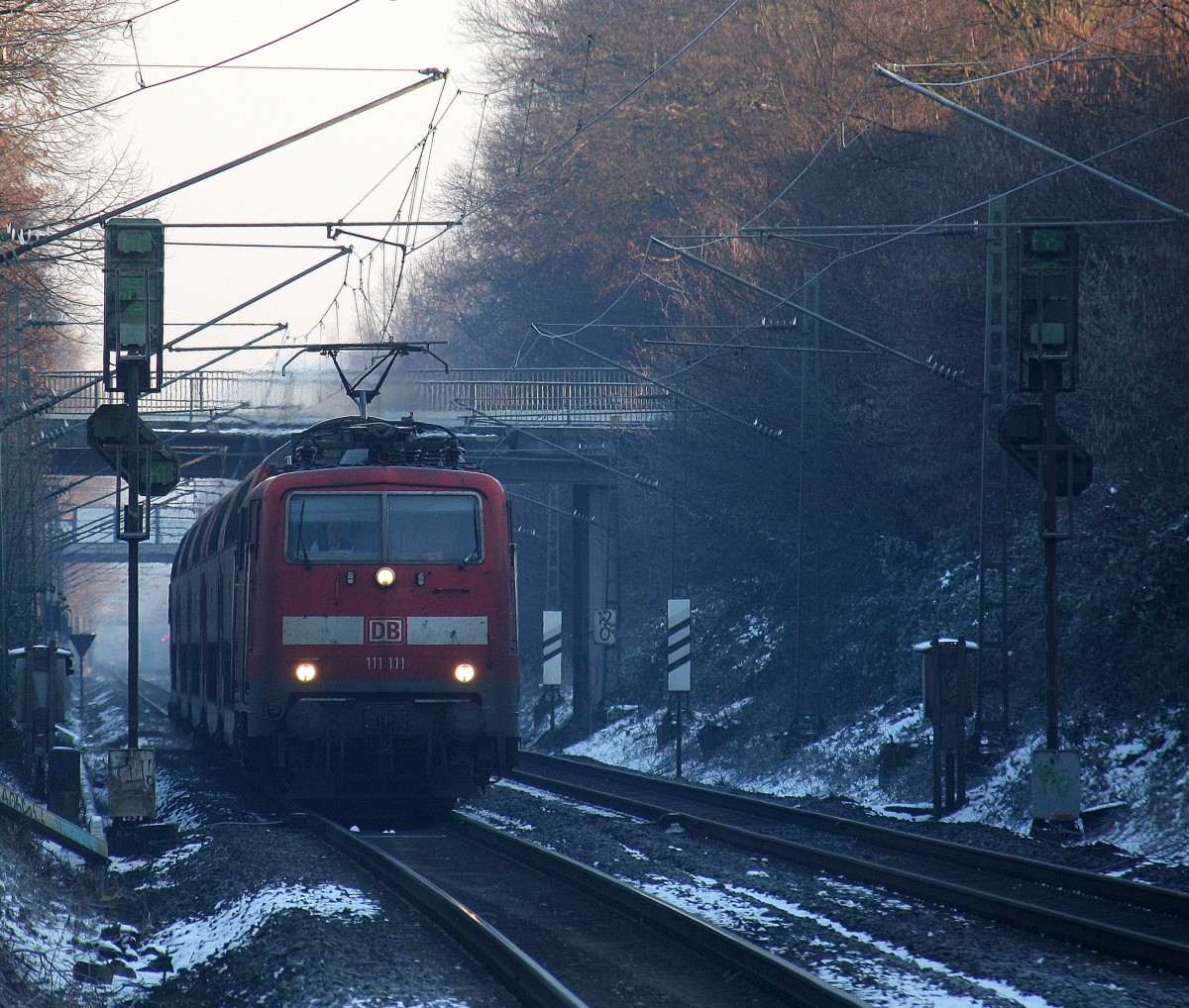 111 111 DB  kommt die Kohlscheider-Rampe hoch aus Richtung Neuss,Herzogenrath mit dem RE4 aus Dortmund-Hbf nach Aachen-Hbf und hält in Kohlscheid und fährt dann weiter in Richtung Richterich,Laurensberg,Aachen-West,Aachen-Schanz,Aachen-Hbf. Aufgenommen vom Bahnsteig 2 in Kohlscheid. 
Bei Sonne und Schnee am Kalten Morgen vom 16.2.2016.