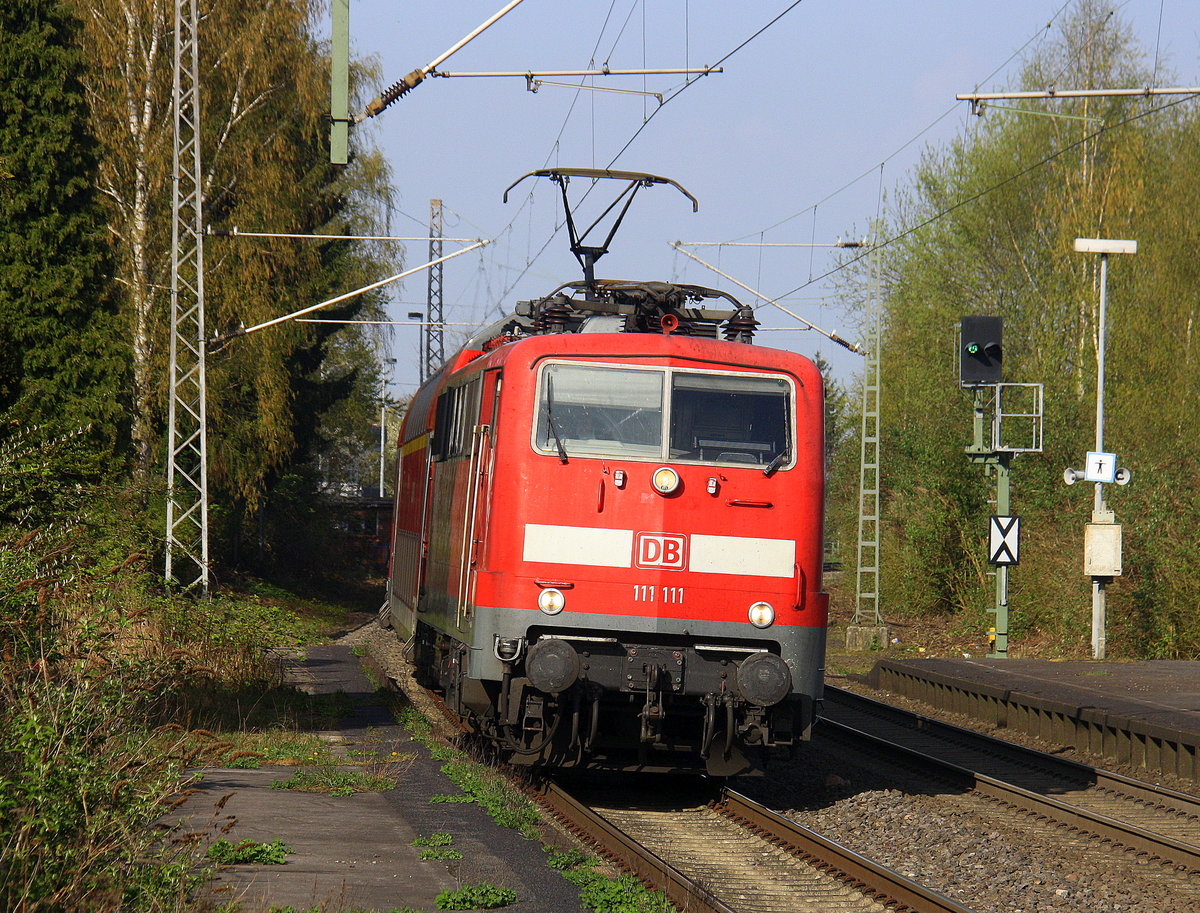 111 111 DB kommt mit dem RE4 von Dortmund-HBf nach Aachen-Hbf und kommt aus Richtung Neuss-Hbf,Mönchengladbach-Hbf,Rheydt-Hbf,Wickrath,Beckrath,Herrath und fährt in Erkelenz ein und fährt dann weiter in Richtung Baal,Hückelhoven-Baal,Brachelen,Lindern,Süggerrath,Geilenkirchen,Frelenberg,Zweibrüggen,Übach-Palenberg,Rimburg,Finkenrath,Hofstadt,Herzogenrath, Kohlscheid,Richterich,Laurensberg,Aachen-West,Aachen-Schanz,Aachen-Hbf. 
Aufgenommen vom Bahnsteig 1 in Erkelenz. 
Bei schönem Frühlingswetter am Nachmittag vom 3.4.2017. 