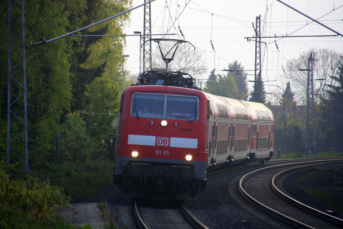 111 111 DB kommt mit dem RE4 von Dortmund-HBf nach Aachen-Hbf und kommt aus Richtung Neuss-Hbf,Mönchengladbach-Hbf,Rheydt-Hbf,Wickrath,Beckrath,Herrath und fährt in Erkelenz ein und fährt dann weiter in Richtung Baal,Hückelhoven-Baal,Brachelen,Lindern,Süggerath,Geilenkirchen,Frelenberg,Zweibrüggen,Übach-Palenberg,Rimburg,Finkenrath,Hofstadt,Herzogenrath, Kohlscheid,Richterich,Laurensberg,Aachen-West,Aachen-Schanz,Aachen-Hbf. 
Aufgenommen vom Bahnsteig 1 in Erkelenz. 
Bei schöenem Sonnenschein am Morgen von 28.4.2017.