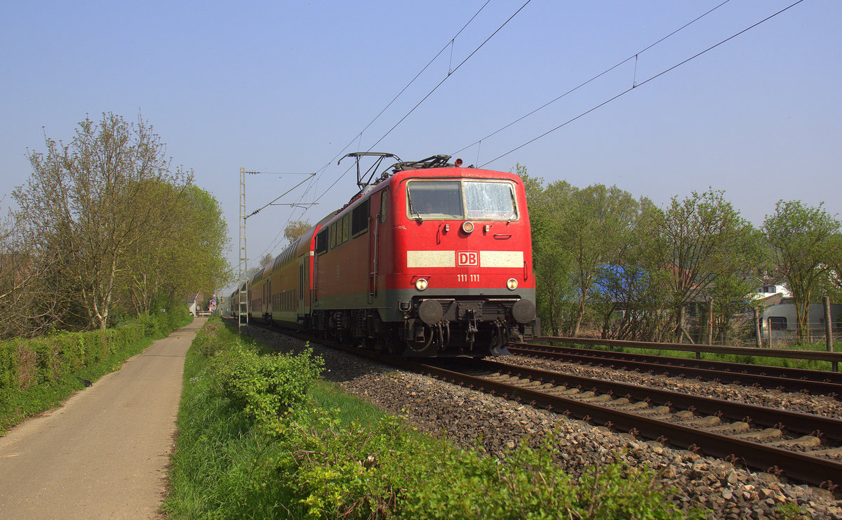 111 111 DB kommt mit dem RE4 von Dortmund-HBf nach Aachen-Hbf und kommt aus Richtung Rheydt,Wickrath,Beckrath,Herrath,Erkelenz,Baal,Hückelhoven-Baal,Brachelen,,Lindern,Süggerath,Geilenkirchen,Frelenberg,Zweibrüggen und wird gleich in Übach-Palenberg halten und fährt dann weiter in Richtung Rimburg,Finkenrath,Hofstadt,Herzogenrath, Kohlscheid,Richterich,Laurensberg,Aachen-West,Aachen-Schanz,Aachen-Hbf. 
Aufgenommen Zwischen Übach-Palenberg und Zweibrüggen. 
Bei Sommerwetter am 21  April 2018. 
Aufgenommen am Mittag vom 21.4.2018.
