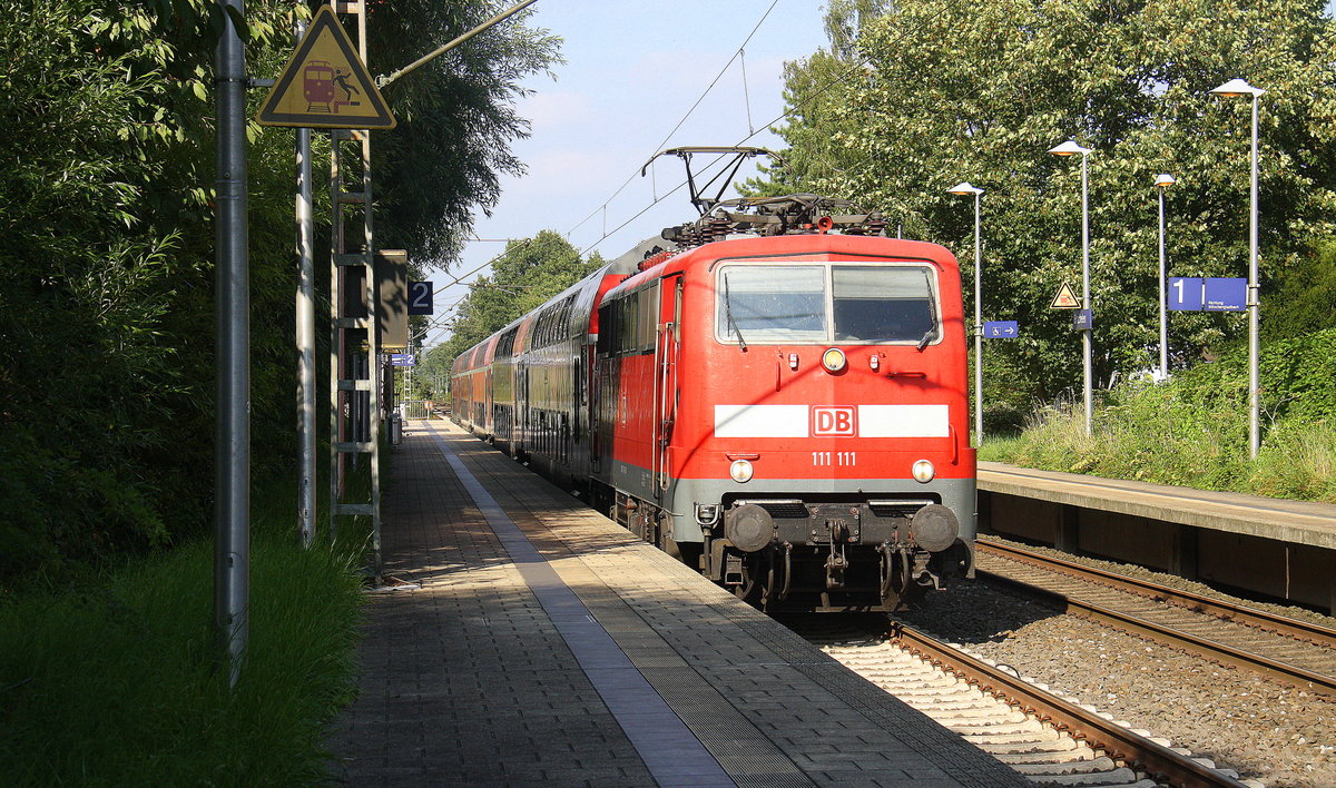 111 111 DB kommt mit dem RE4 von Dortmund-HBf nach Aachen-Hbf und kommt aus Richtung Rheydt,Wickrath,Beckrath,Herrath,Erkelenz,Baal,Hückelhoven-Baal und fährt durch Brachelen in Richtung Lindern,Süggerrath,Geilenkirchen,Frelenberg,Zweibrüggen,Übach-Palenberg,Rimburg,Finkenrath,Hofstadt,Herzogenrath, Kohlscheid,Richterich,Laurensberg,Aachen-West,Aachen-Schanz,Aachen-Hbf. Aufgenommen vom Bahnsteig 1 in Brachelen. Bei Sommerwetter am Nachmittag vom 13.8.2016.
