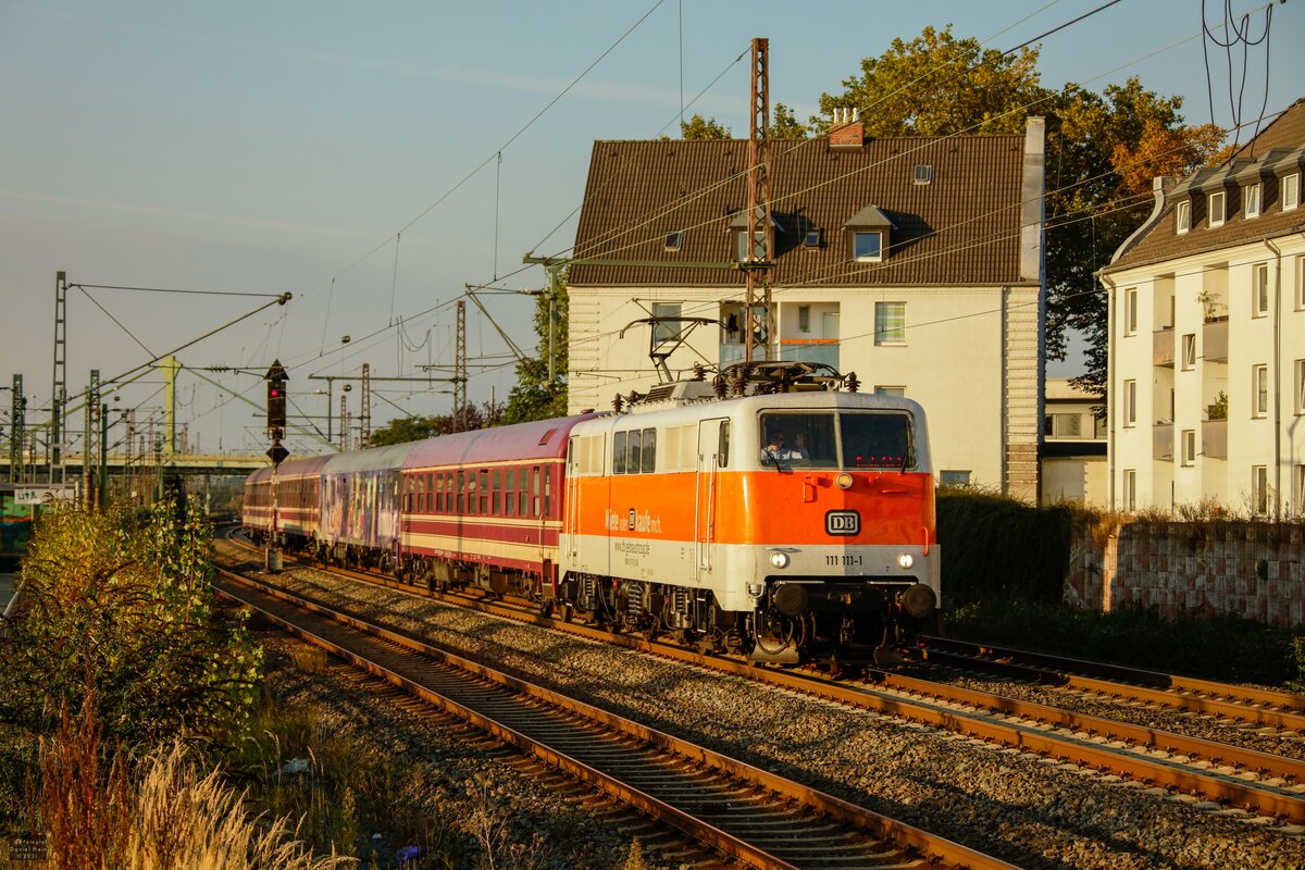 111 111 DB  Miet & Kaufmich  mit Partyzug in Düsseldorf Derendorf, am 10.10.2021.