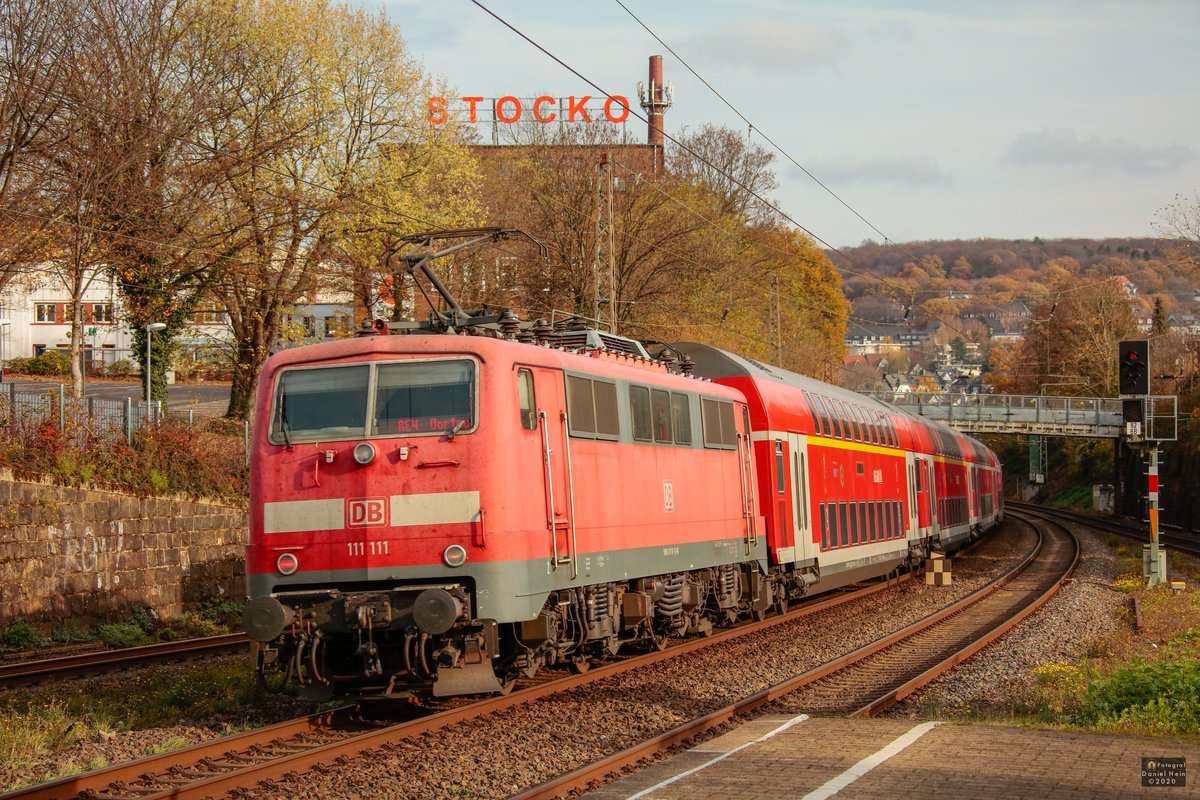111 111 DB mit RE4 in Wuppertal Sonnborn, November 2020.