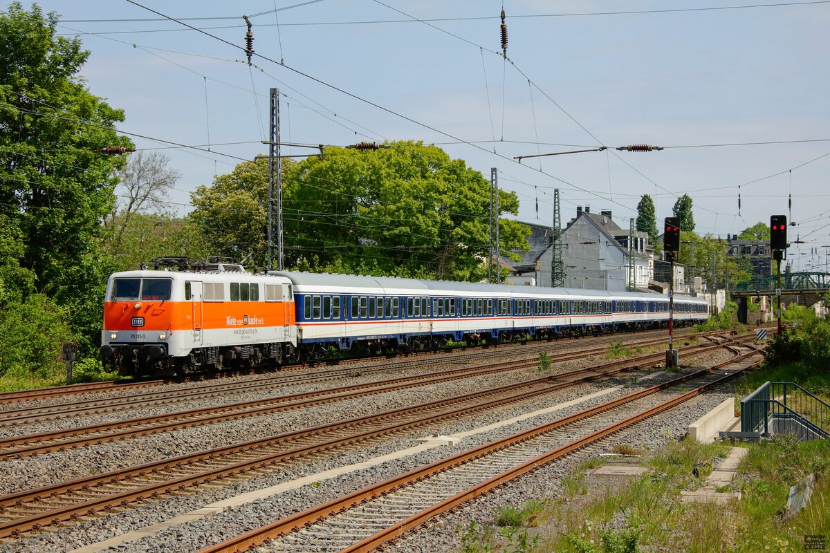 111 111 DB  Sally  mit Sonderzug in Wuppertal, Mai 2022.