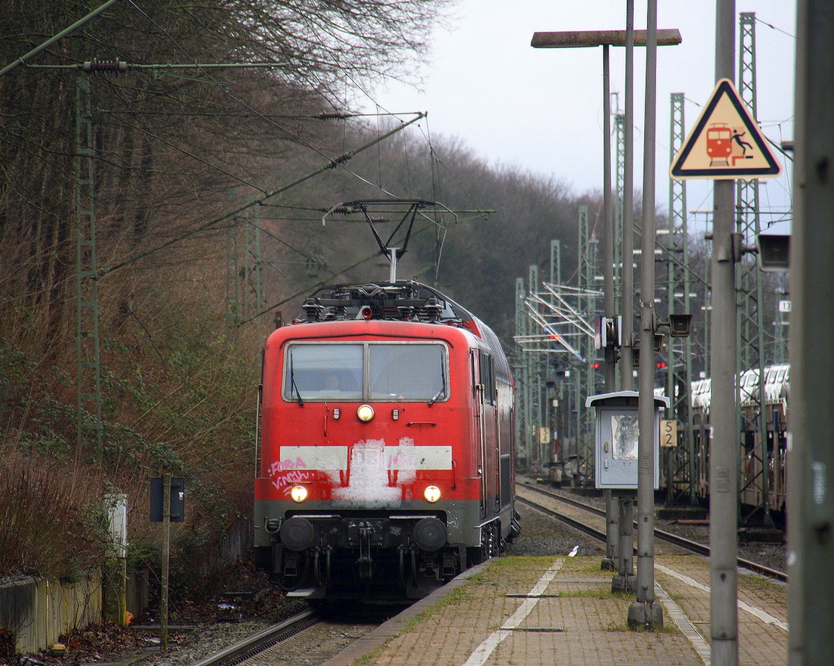 111 111 DB zieht den RE4 aus Dortmund-Hbf nach Aachen-Hbf und hält in Aachen-West und fährt in Richtung Aachen-Schanz,Aachen-Hbf. 
Aufgenommen vom Bahnsteig in Aachen-West.
Bei Sonne und Wolken am Kalten Nachmittag vom 4.3.2016.