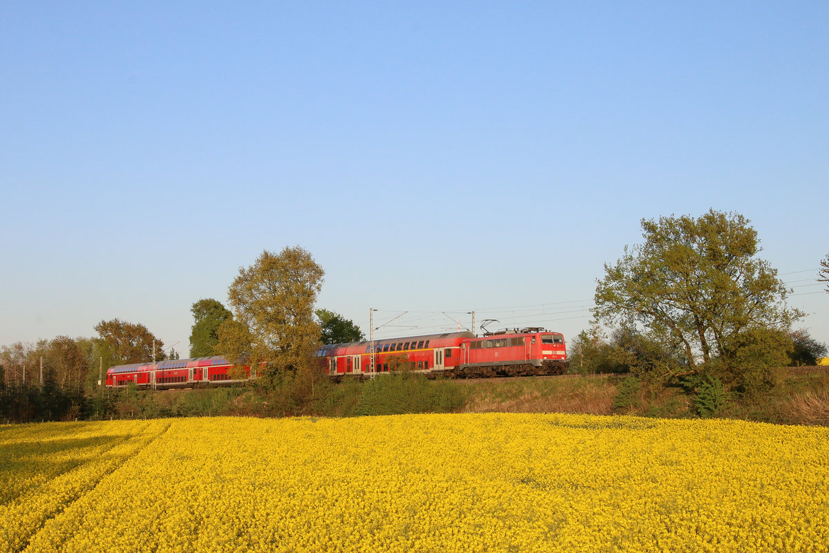 111 111 der Deutschen Bahn AG war am 20. April 2020 mit dem Regionalexpress 10456 von Düsseldorf Hauptbahnhof nach Aachen Hauptbahnhof unterwegs und passierte hier ein zwischen Lindern und Leiffarth in der Blüte stehendes Rapsfeld.