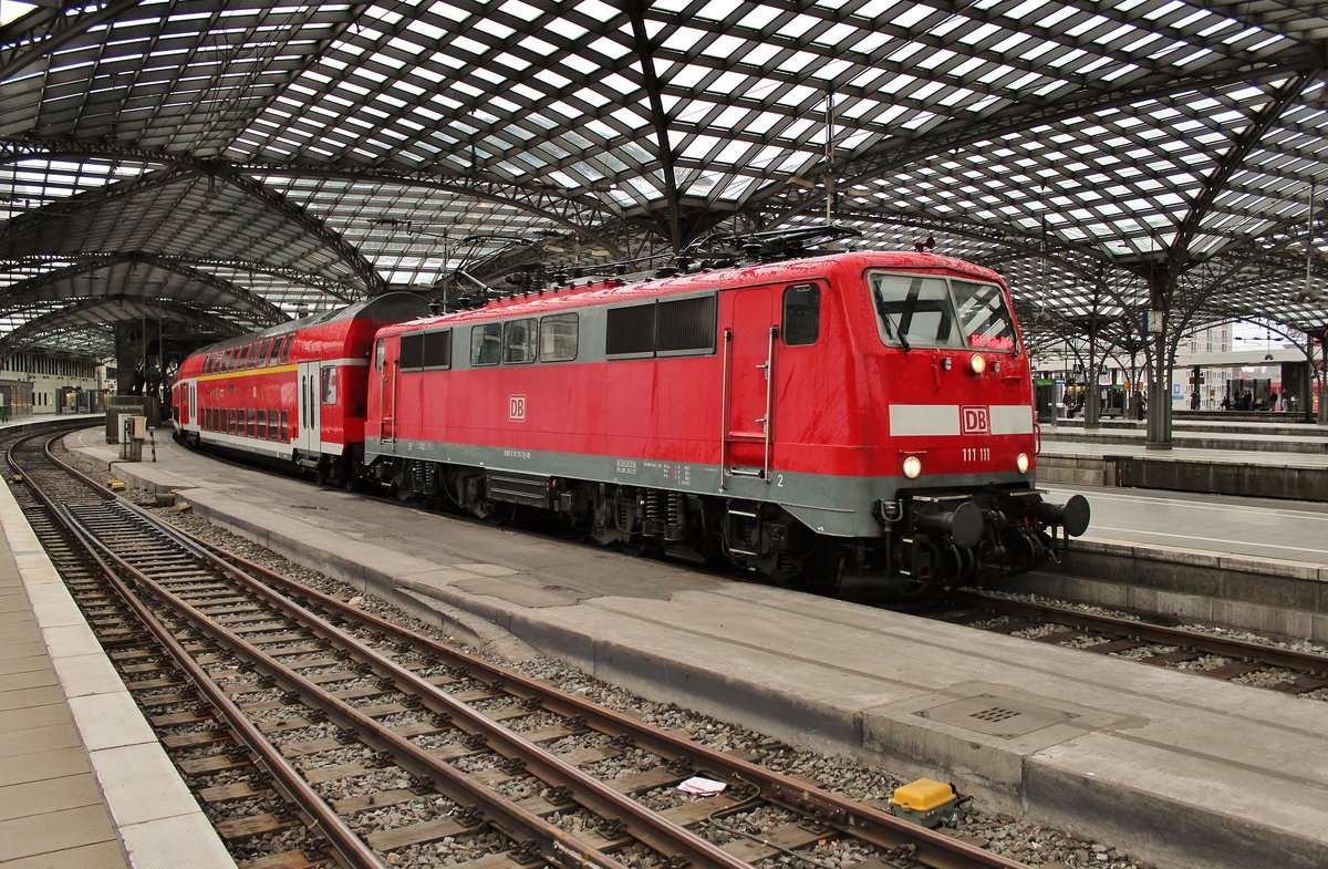 111 111 steht am Morgen des 18.8.2017 mit dem RE1 (RE10163)  Nordrhein-Westfalen-Express  von Geilenkirchen nach Köln Messe/Deutz im Kölner Hauptbahnhof.
