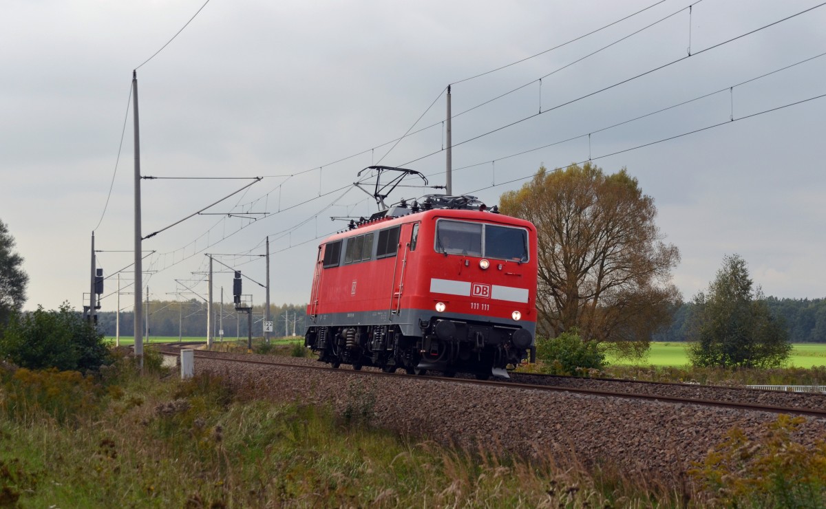 111 111 wurde am 30.09.14 vom Werk Dessau aus auf Probefahrt geschickt. Nach dem Richtungswechsel in Bitterfeld rollte sie durch Burgkemnitz Richtung Wittenberg.