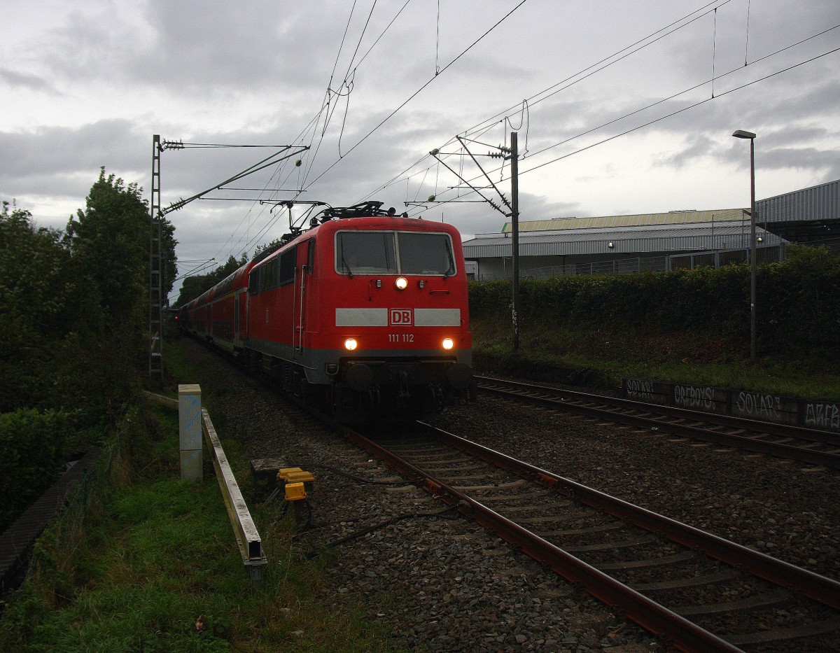 111 112 DB kommt die Kohlscheider-Rampe hoch aus Richtung Neuss,Herzogenrath mit dem RE4 aus Dortmund-Hbf nach Aachen-Hbf und fährt durch Kohlscheid in Richtung Richterich,Laurensberg,Aachen-West. 
Bei Sonne und Regenwolken am Morgen vom 17.9.2015.