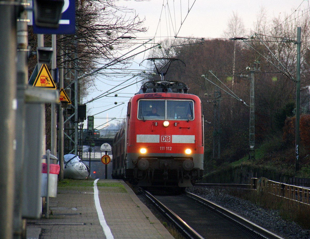 111 112 DB  kommt die Kohlscheider-Rampe hoch aus Richtung Neuss,Herzogenrath mit dem RE4 aus Dortmund-Hbf nach Aachen-Hbf und fährt durch Kohlscheid in Richtung Richterich,Laurensberg,Aachen-West,Aachen-Schanz,Aachen-Hbf. 
Bei Sonne und Wolken am Kalten Morgen vom 14.12.2015.