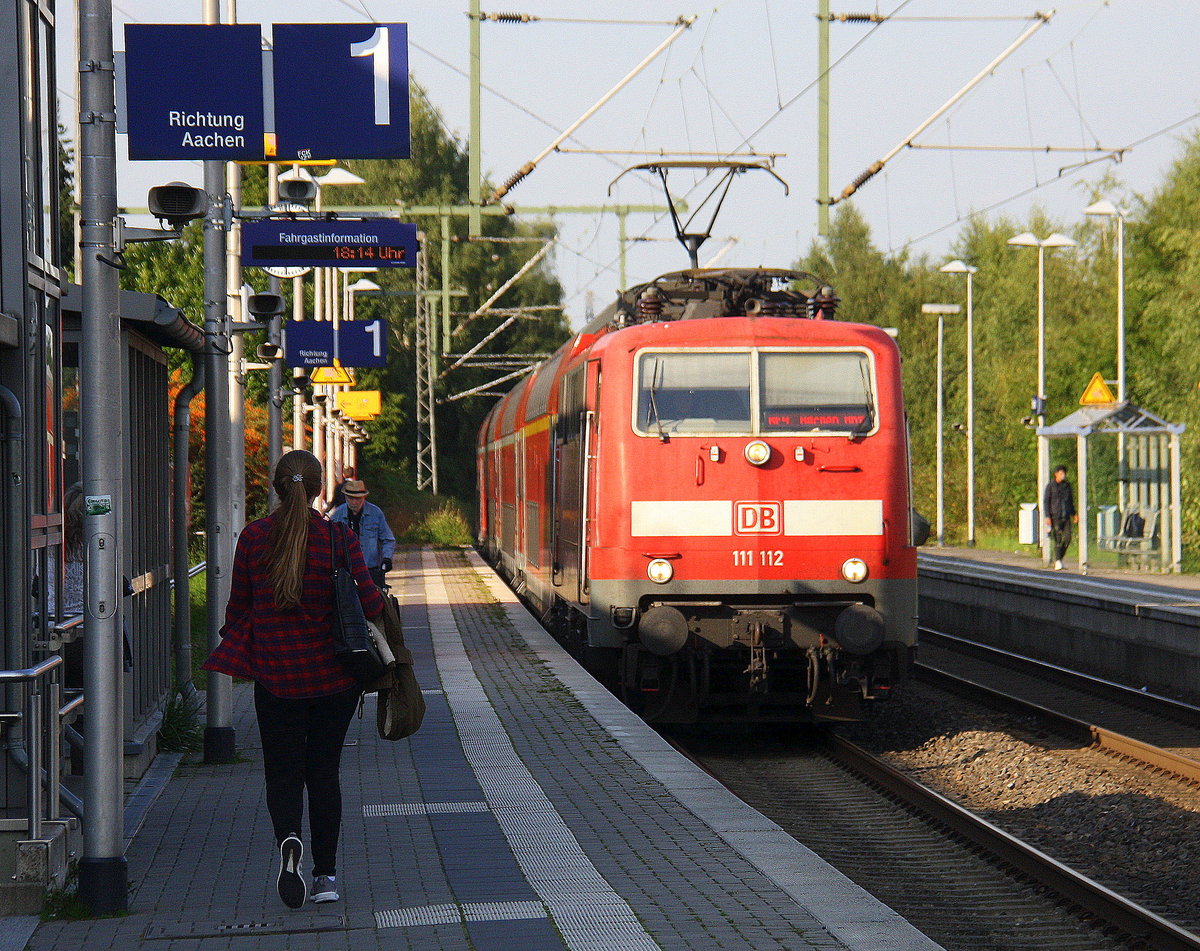 111 112 DB kommt mit einem RE4 Verstärkerzug von Düsseldorf-Hbf nach Aachen-Hbf und kommt aus Richtung Neuss-Hbf,Mönchengladbach-Hbf,Rheydt-Hbf,Wickrath,Beckrath,Herrath und fährt in Erkelenz ein und fährt dann weiter in Richtung Baal,Hückelhoven-Baal,Brachelen,Lindern,Süggerath,Geilenkirchen,Frelenberg,Zweibrüggen,Übach-Palenberg,Rimburg,Finkenrath,Hofstadt,Herzogenrath, Kohlscheid,Richterich,Laurensberg,Aachen-West,Aachen-Schanz,Aachen-Hbf. 
Aufgenommen vom Bahnsteig 1 in Erkelenz. 
Bei Sommerwetter am Abend vom 22.8.2017.
