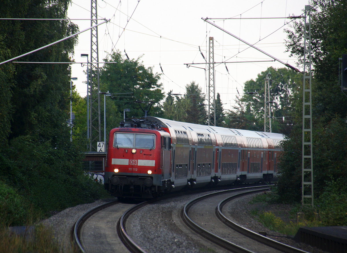 111 112 DB kommt mit dem RE4 von Dortmund-HBf nach Aachen-Hbf und kommt aus Richtung Neuss-Hbf,Mönchengladbach-Hbf,Rheydt-Hbf,Wickrath,Beckrath,Herrath und fährt in Erkelenz ein und fährt dann weiter in Richtung Baal,Hückelhoven-Baal,Brachelen,Lindern,Süggerrath,Geilenkirchen,Frelenberg,Zweibrüggen,Übach-Palenberg,Rimburg,Finkenrath,Hofstadt,Herzogenrath, Kohlscheid,Richterich,Laurensberg,Aachen-West,Aachen-Schanz,Aachen-Hbf. 
Aufgenommen vom Bahnsteig 1 in Erkelenz. 
Am Nachmittag vom 13.9.2016.